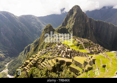 Machu Picchu Panoramablick - Luftbild von inkan Zitadelle Machu Picchu in Peru. Der Urubamba Fluss im Tal. Am späten Nachmittag. Stockfoto