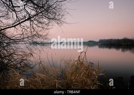 Sonnenuntergang am Kinnegoe Marina, Oxford Insel, Lough Neagh, County Armagh, Nordirland Stockfoto