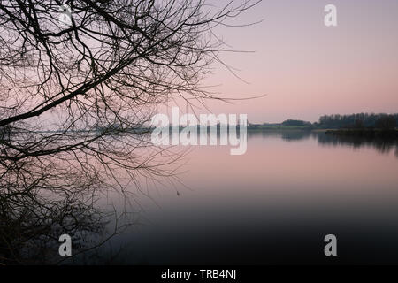 Sonnenuntergang am Kinnegoe Marina, Oxford Insel, Lough Neagh, County Armagh, Nordirland Stockfoto