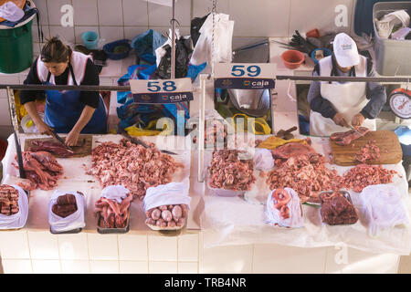 Topview von zwei Frauen schneiden von Fleisch und Innereien, die im San Camilo Markt in Arequipa, Peru. Stockfoto