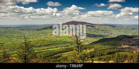 Irland, Co Louth, Halbinsel Cooley, Black Mountain, Panoramablick vom Gipfel zum Slieve Gullion Stockfoto