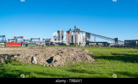 Zementwerk Maschinen auf einem klaren blauen sonnigen Tag. Industrie. Stockfoto