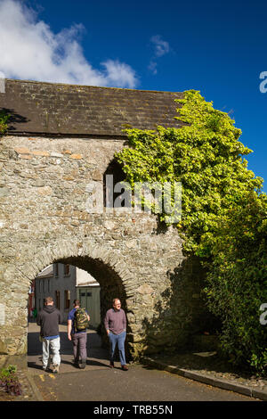 Irland, Co Louth, Halbinsel Cooley, Carlingford, Tholsel Street, Besucher, wandern durch den Bogen des Tholsel, original mittelalterliches Tor in der Stadtmauer Stockfoto