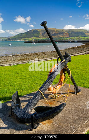 Irland, Co Louth, Halbinsel Cooley, Carlingford, Hafen, grossen alten Eisernen Anker auf Waterfront Stockfoto