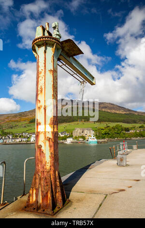 Irland, Louth, Carlingford, Hafen, alten rostigen Kai davit Kran in Richtung St John's Castle und Slieve Foye Stockfoto