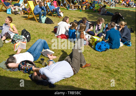 Besucher entspannen im Hay Festival Heu Wye Powys Wales UK Stockfoto