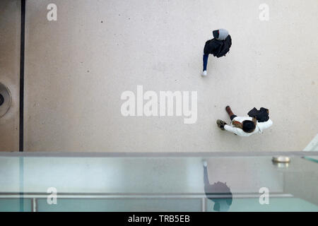 Overhead shot von menschenmassen vorbei unter inside Amsterdamer Hauptbahnhof Stockfoto