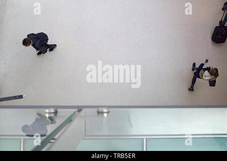 Overhead shot von menschenmassen vorbei unter inside Amsterdamer Hauptbahnhof Stockfoto