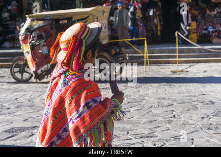 Peru junge traditionelle Kleidung - Peruanische Junge in traditioneller Kleidung isst Eis in Huancayo, Peru, Südamerika. Stockfoto