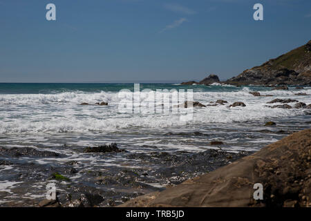 Blick auf den Atlantik das Meer spült auf eines der kleinen Buchten an der Küste der Halbinsel Lizard in Cornwall, West England, Großbritannien Stockfoto