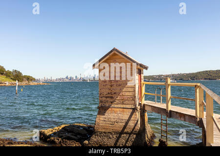 Vintage Beach Hut mit abblätternder Farbe und kleine Anlegestelle auf Camp Cove Beach in der Nähe von Sydney, Australien. Stockfoto