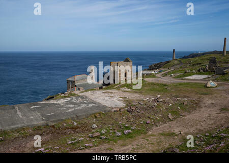 Ansicht des Levant Zinnmine und Strahl Motor in Pendeen, Cornwall mit der Pendeen Lighthouse in der Ferne Stockfoto