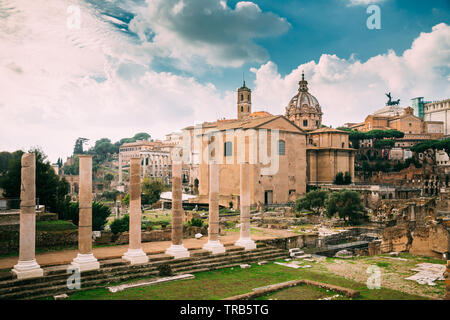 Rom, Italien. Tempel des Friedens und der Basilika Aemilia im Forum Romanum. Santi Luca E Martina Kirche und Senatorische Palace. UNESCO-Weltkulturerbe. Stockfoto