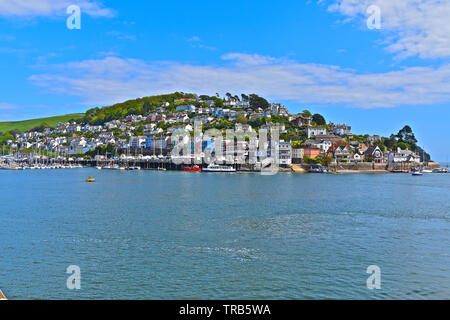 Einen Panoramablick über den Fluss Dart von Dartmouth in Richtung Riverside Dorf Kingswear, wo die hübschen Häuser an den Hang kleben. Stockfoto