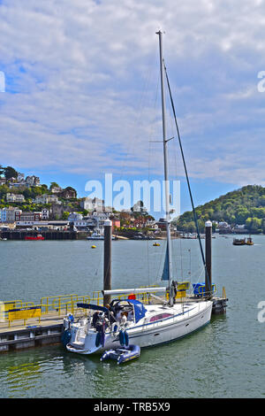 Eine friedliche und ruhige Szene von Sportbooten an Teilen der Fluss Dart an der Dartmouth. Anzeigen günstig vom Dartmouth auf der anderen Seite des Flusses in Richtung Kingswear. Stockfoto