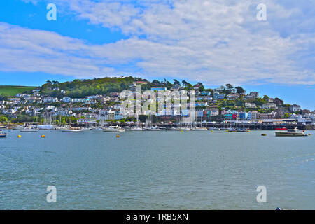 Das Dorf Kingswear, wo die Häuser an den Hang hängen, und Blick auf den Fluss Dart nach Dartmouth. Ein beliebter Yachthafen & Fährhafen Stockfoto