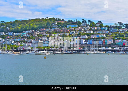 Das Dorf Kingswear, wo die Häuser an den Hang hängen, und Blick auf den Fluss Dart nach Dartmouth. Ein beliebter Yachthafen & Fährhafen Stockfoto