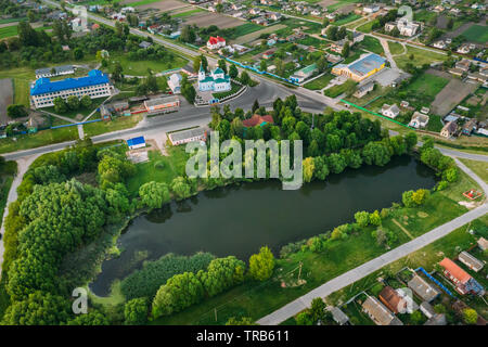 Korma Dorf, Bezirk Dobrush, Belarus. Luftaufnahme der Stadt Stadtbild Skyline mit St. Johannes der Korma Klosterkirche Korma Dorf. Berühmte Orthod Stockfoto