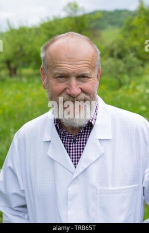 Portrait eines älteren bärtigen Arzt in Uniform auf die Kamera outdoor suchen Stockfoto