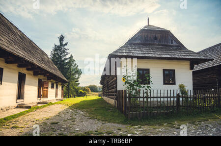 Alte Holzhäuser in einem Dorf an einem sonnigen Tag Stockfoto