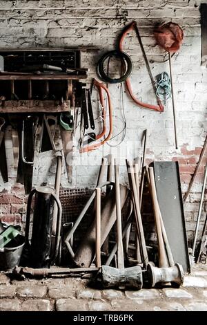 Alte Werkzeuge in der Werkstatt Stockfoto