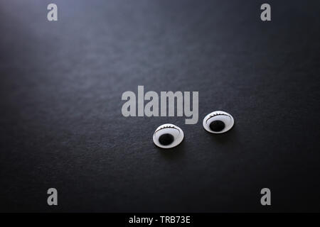 Paar Kulleraugen über schwarzen Hintergrund Stockfoto