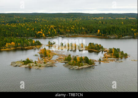 Luftaufnahme über den See Vansjø in Østfold, Norwegen. Im Vordergrund steht die kleine Inseln namens Lefseholmene. Der See ist der größte See Vansjø in Østfold. Der See Vansjø und die umliegenden Seen und Flüsse sind ein Teil des Wassers, das System namens Morsavassdraget. Blick in Richtung Osten. September, 2004. Stockfoto