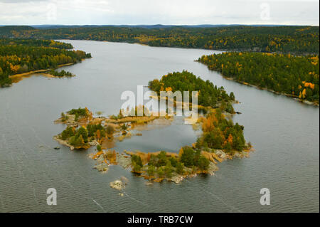 Luftaufnahme über den See Vansjø in Østfold, Norwegen. Im Vordergrund steht die kleine Inseln namens Lefseholmene. Der See ist der größte See Vansjø in Østfold. Der See Vansjø und die umliegenden Seen und Flüsse sind ein Teil des Wassers, das System namens Morsavassdraget. Blick Richtung Nordosten. September, 2004. Stockfoto