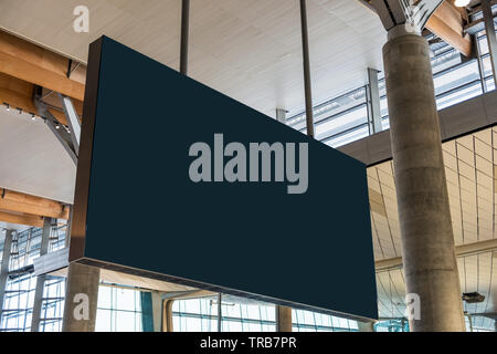 Leere große Anschlagtafel Flug Informationen hängen in den Flughafen Stockfoto