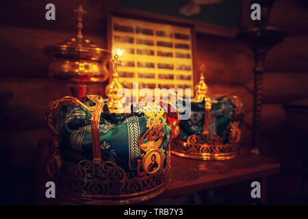 Hochzeit goldene Kronen für die Trauung in der orthodoxen Kirche. Stockfoto