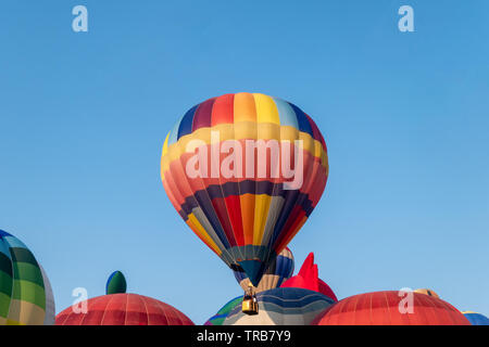 Bunte Heißluftballone fliegen mit dem blauen Himmel in der jährlichen Festival Stockfoto