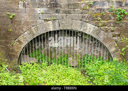 Teil der ausgegrabenen Mellor Mill im Marple, Cheshire, UK. Es war ein 6-stöckiges Baumwollspinnerei, gebaut von Samuel Oldknow im Jahre 1793, und brannte im Jahre 1892. Ein Stockfoto