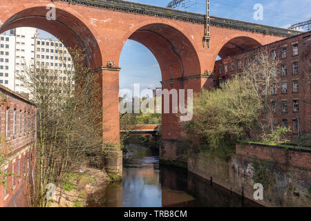 Anzeigen von Stockport Eisenbahnviadukt über den Fluss Mersey, mit der neuen Straße Brücke, gebaut 2019. Durch das Zentrum arch sichtbar. Stockport, Cheshire, U Stockfoto