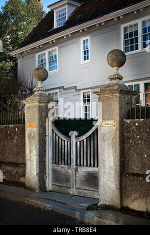 Imposante Tor und Tor Säulen an der Vorderseite des großen Town House Stockfoto
