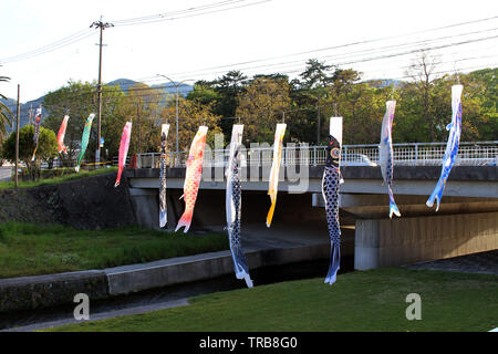 Das Festival der Japanischen koinobori Flying koi Karpfen Fisch in Beppu. In Oita, April 2019. Stockfoto