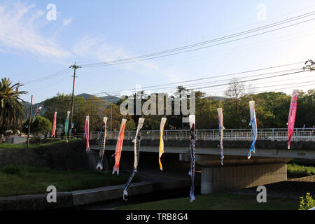 Das Festival der Japanischen koinobori Flying koi Karpfen Fisch in Beppu. In Oita, April 2019. Stockfoto