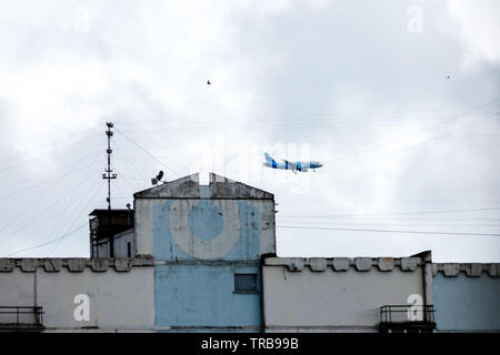 Moskau, Russland - Juli 8, 2016: Russland Boeing 737 ab Flughafen Vnukovo. Flugzeug steigt in den Himmel über dem Haus Stockfoto