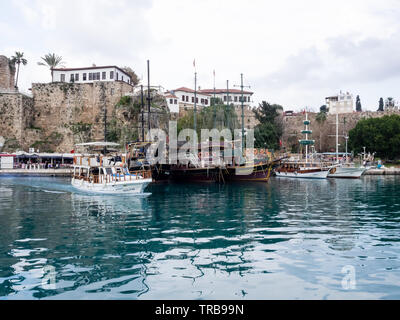 Antalya, Türkei - 22. Februar 2019: Yachten an der Pier im Hafen in der Altstadt Kaleici in Antalya günstig. Stockfoto