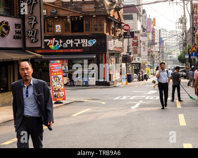 Seoul, Südkorea - 16. Juni 2017: älterer Mann hinunter eine kleine Straße in der Innenstadt von Seoul. Stockfoto