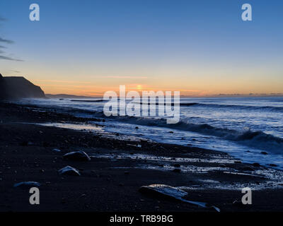 Sonnenaufgang am Charmouth Beach auf der Suche nach Golden Cap. Stockfoto