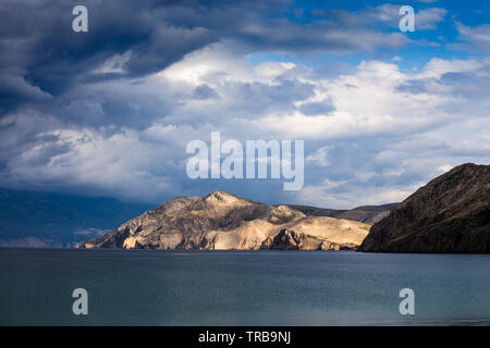 Sonnenlicht auf der Insel Prvić. Kroatien. Stockfoto