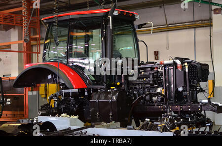 Traktor herstellen. Montagelinie innerhalb der landwirtschaftlichen Maschinen Fabrik. Installation der Teile am Traktor Körper - Bild Stockfoto