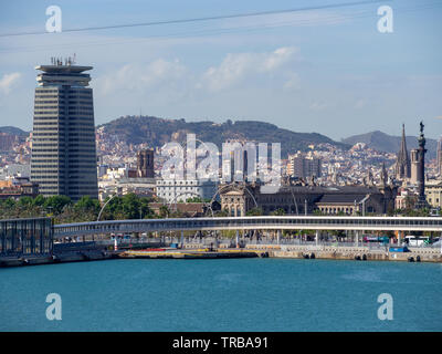 BARCELONA, Spanien - 9. Mai 2019: Blick über die Stadt Port Vell, Edifici Doppelpunkt (aka Torre Maritima) Stockfoto