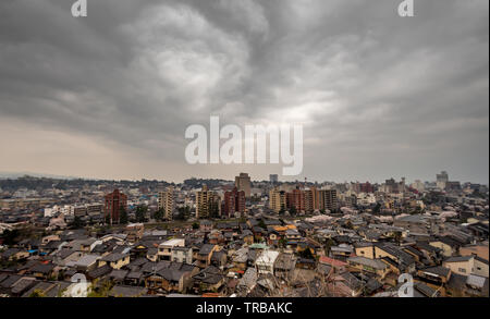 Weitwinkelansicht Kanazawa City mit Gewitterwolken, Präfektur Ishikawa, Japan. Stockfoto