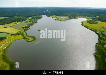 Luftaufnahme über den See Saebyvannet in Våler, Østfold, Norwegen. Der See und die umliegenden Seen und Flüsse sind ein Teil des Wassers, das System namens Morsavassdraget. Der Blick in Richtung Süden, und im Hintergrund (oben, Mitte links) ist der See Ravnsjø. Juli, 2005. Stockfoto