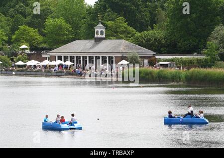 London, Großbritannien. 02 Juni, 2019. Londoners, um die Parks als milde Wetter weiter Credit: Brian Minkoff/Alamy leben Nachrichten Stockfoto