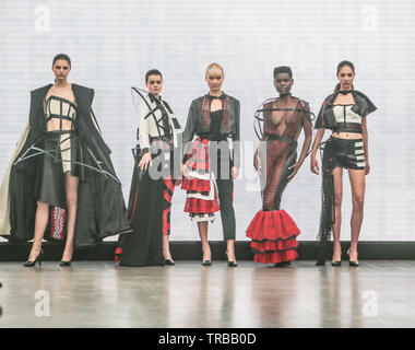 London, Großbritannien. 02 Juni, 2019. Die Graduate Fashion Week Ausstellung 2019 präsentiert die besten Graduate Fashion aus dem ganzen Land. Präsentation von 90 britischen und internationalen Universitäten, neben aufregende und einzigartige steht, das Essen, die Bar, die in der Industrie führende und VIP-Gespräche in der Gfw Live Talk Platz und vieles mehr. Credit: Paul Quezada-Neiman/Alamy leben Nachrichten Stockfoto