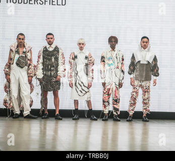 London, Großbritannien. 02 Juni, 2019. Die Graduate Fashion Week Ausstellung 2019 präsentiert die besten Graduate Fashion aus dem ganzen Land. Präsentation von 90 britischen und internationalen Universitäten, neben aufregende und einzigartige steht, das Essen, die Bar, die in der Industrie führende und VIP-Gespräche in der Gfw Live Talk Platz und vieles mehr. Credit: Paul Quezada-Neiman/Alamy leben Nachrichten Stockfoto