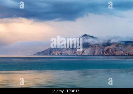 Sonnenlicht bei Sonnenaufgang auf der Insel Prvić. Die Bucht von Baska, Insel Krk. Kroatien. Europa. Stockfoto