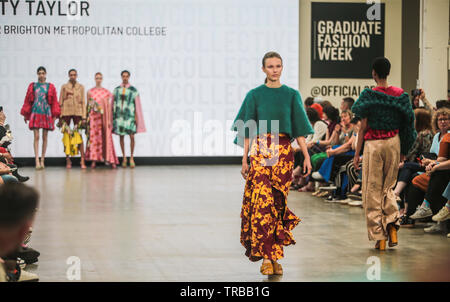 London, Großbritannien. 02 Juni, 2019. Die Graduate Fashion Week Ausstellung 2019 präsentiert die besten Graduate Fashion aus dem ganzen Land. Präsentation von 90 britischen und internationalen Universitäten, neben aufregende und einzigartige steht, das Essen, die Bar, die in der Industrie führende und VIP-Gespräche in der Gfw Live Talk Platz und vieles mehr. Credit: Paul Quezada-Neiman/Alamy leben Nachrichten Stockfoto